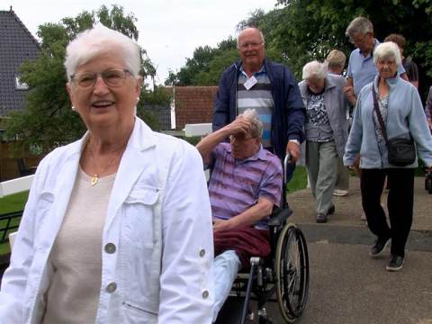 75-jarig bestaan van De Zonnebloem gevierd met wandeling